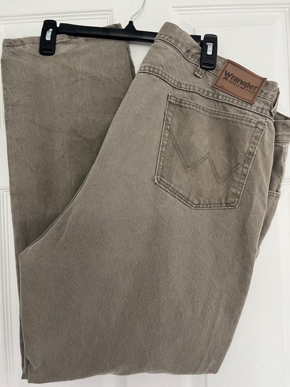Wrangler Men’s Taupe/Beige Relaxed Jeans
